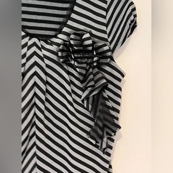 Worthington Black & Gray Fitted Ruffled Blouse – Medium - Picture 5 of 12